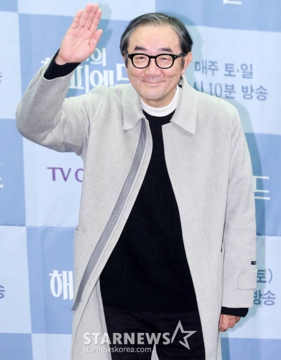 배우 김홍파가 21일 오전 서울 마포구 상암동 스탠포드 호텔에서 진행된 TV조선 주말미니시리즈 &#039;나의 해피엔드&#039; 제작발표회에 참석해 포즈를 취하고 있다.  &#039;나의 해피엔드&#039;는 성공만을 쫓던 한 여자가 믿었던 사람들의 배신으로 충격적인 진실을 마주하는 휴먼 심리 스릴러 드라마다. 오는 30일 첫 방송. 2023.12.21 /사진=김창현