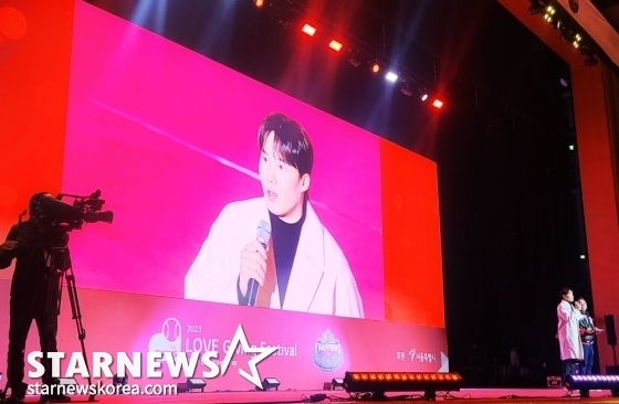임찬규가 2일 서울 동대문구 회기동 경희대학교 평화의 전당에서 열린 LG 트윈스의 러브 기빙 페스티벌 위드 챔피언십 현장을 찾아 팬들에게 인사하고 있다. /사진=김우종 기자