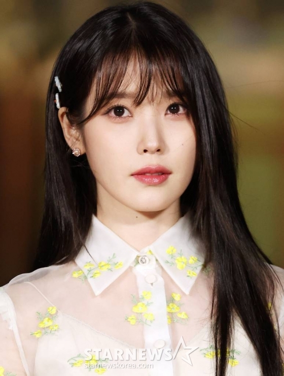 가수 아이유가 16일 오후 서울 종로구 경복궁에서 진행된 '구찌 2024 크루즈 패션쇼'에 참석해 포즈를 취하고 있다. 2023.05.16 /사진=김창현 기자 chmt@