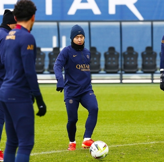 팀 훈련에 집중하는 이강인(오른쪽). /사진=PSG SNS