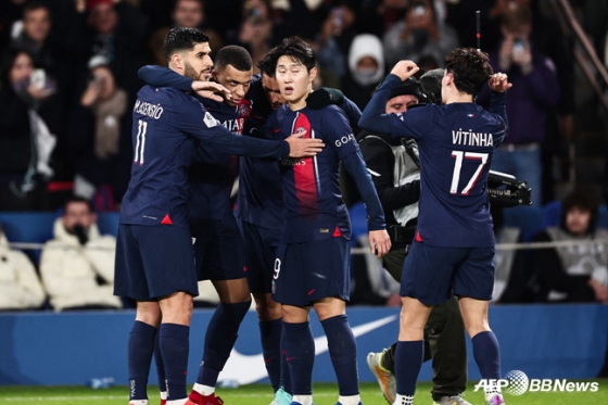 이강인(가운데)를 비롯해 PSG 선수들이 킬리안 음바페의 골을 축하해주고 있다. /AFPBBNews=뉴스1