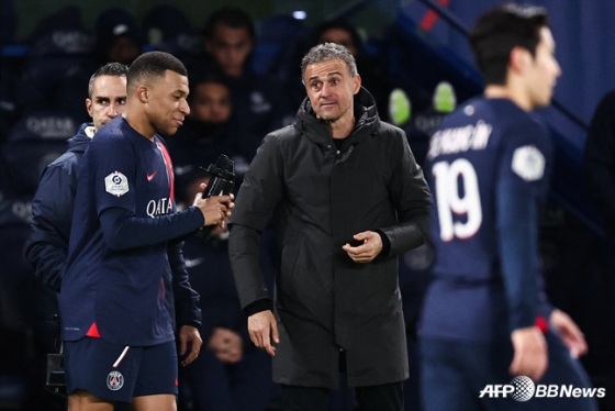 루이스 엔리케 PSG 감독과 이강인(오른쪽). /AFPBBNews=뉴스1