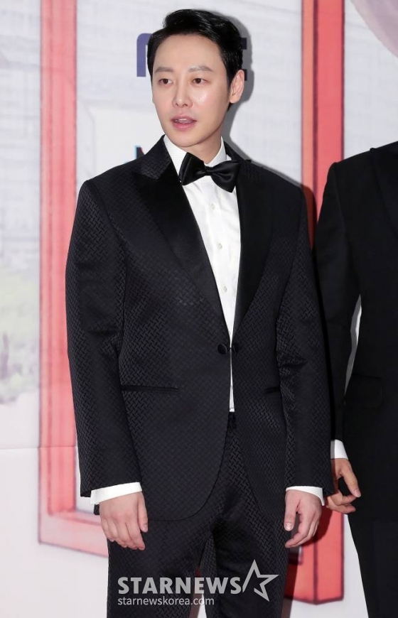 배우 김동욱이 30일 오후 서울 마포구 상암동 MBC사옥에서 열린 ‘2019 MBC 연기대상&#039; 레드카펫 행사에 참석해 포즈를 취하고 있다. /사진=김창현 기자 chmt@
