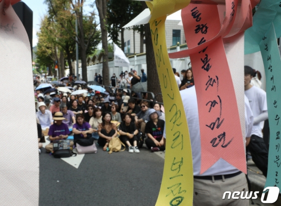 (서울=뉴스1) 신웅수 기자 = 전국장애인부모연대 회원들이 7일 오전 서울 종로구 정부서울청사 앞에서 가진 작가 주호민씨 사건 관련 자폐 혐오 방치 교육부 규탄 기자회견에서 교육 시스템 개혁을 촉구하고 있다. 전국장애인부모연대는 교육부가 학교에서 발생한 문제를 교사-학부모 간의 갈등으로 책임을 전가하고 있다며 교육 현장에 지원 시스템을 갖춰 문제를 해결할 것을 촉구했다. 2023.8.7/뉴스1 Copyright (C) 뉴스1. All rights reserved. 무단 전재 및 재배포 금지.
