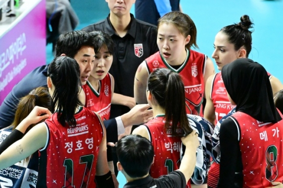 고희진(검은색 양복) 감독이 24일 흥국생명전에서 정관장 선수단에게 작전 지시를 내리고 있다./사진=한국배구연맹