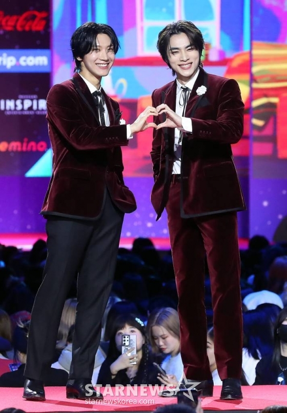 그룹 NCT 텐, 샤오쥔이 25일 오후 인천 영종도 인스파이어 컨벤션 그랜드볼룸에서 진행된 &#039;2023 SBS 가요대전&#039; 레드카펫 행사에 참석해 포즈를 취하고 있다. 2023.12.25 /사진=김창현