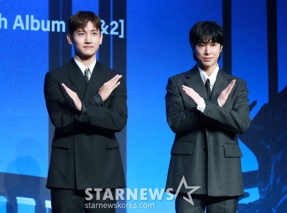 데뷔 20주년을 맞은 듀오 동방신기(TVXQ)가 26일 오후 서울 여의도 콘래드 호텔에서 진행된 정규 9집 '20&2' 발매기념 기자간담회에 참석해 포즈를 취하고 있다.  타이틀곡 '레벨'은 강렬한 드럼 비트와 무게감 넘치는 신스 베이스가 폭발적인 에너지를 만들어내는 댄스 곡으로, 리드미컬한 트랙 위로 다이내믹한 보컬이 이끄는 극적인 사운드 전환이 듣는 재미를 배가시킨다. /2023.12.26 /사진=이동훈