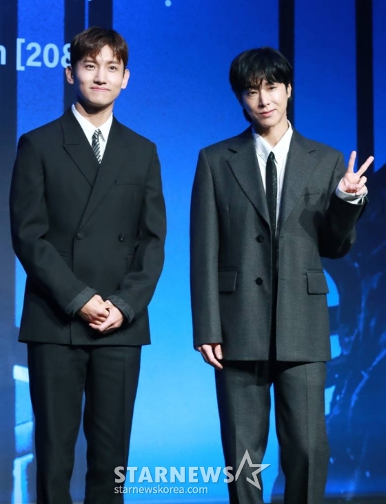 데뷔 20주년을 맞은 듀오 동방신기(TVXQ)가 26일 오후 서울 여의도 콘래드 호텔에서 진행된 정규 9집 '20&2' 발매기념 기자간담회에 참석해 포즈를 취하고 있다.  타이틀곡 '레벨'은 강렬한 드럼 비트와 무게감 넘치는 신스 베이스가 폭발적인 에너지를 만들어내는 댄스 곡으로, 리드미컬한 트랙 위로 다이내믹한 보컬이 이끄는 극적인 사운드 전환이 듣는 재미를 배가시킨다. /2023.12.26 /사진=이동훈