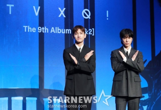 데뷔 20주년을 맞은 듀오 동방신기(TVXQ)가 26일 오후 서울 여의도 콘래드 호텔에서 진행된 정규 9집 '20&2' 발매기념 기자간담회에 참석해 포즈를 취하고 있다.  타이틀곡 '레벨'은 강렬한 드럼 비트와 무게감 넘치는 신스 베이스가 폭발적인 에너지를 만들어내는 댄스 곡으로, 리드미컬한 트랙 위로 다이내믹한 보컬이 이끄는 극적인 사운드 전환이 듣는 재미를 배가시킨다. /2023.12.26 /사진=이동훈