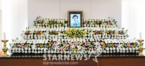 27일 서울 종로구 서울대학교병원 장례식장에 마련 故 이선균의 빈소에 영정사진이 놓여 있다. 아내인 전혜진이 상주로 이름을 올렸다. 발인은 29일, 장지는 전북 부안군 선영이다. /사진공동취재단 2023.12.27 /사진=이동훈