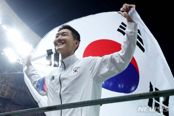 태극기를 든 우상혁. /사진=뉴시스