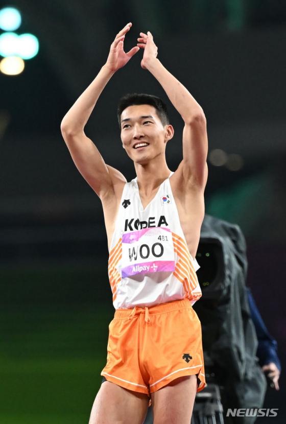 우상혁이 지난해 10월 중국 항저우 올림픽 스포츠센터 스타디움에서 열린 2022 항저우 아시안게임 남자 높이뛰기 결선에서 관중들에게 박수를 보내고 있다. /사진=뉴시스