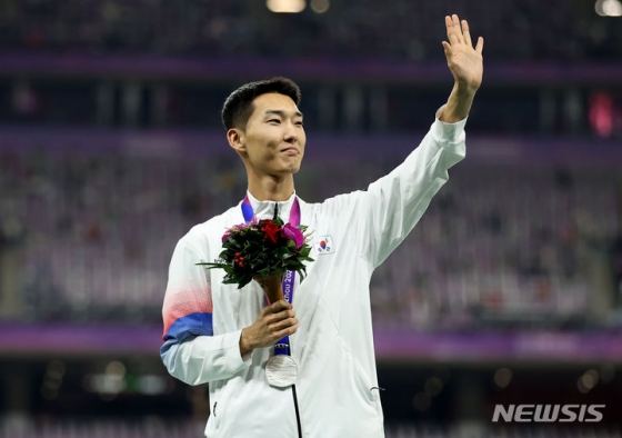 2022 항저우 아시안게임에서 은메달을 목에 건 우상혁. /사진=뉴시스