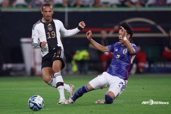 지난 9월 독일과 친선 경기에서 르로이 사네(왼쪽)와 미토마. /AFPBBNews=뉴스1