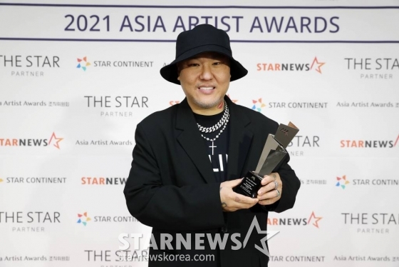 용감한형제가 2일 오후 서울 강서구 KBS아레나에서 진행된 &#039;2021 Asia Artist Awards(2021 아시아 아티스트 어워즈, 2021 AAA)&#039; 시상식에서 AAA 베스트 크리에이터상을 수상하고 포즈를 취하고 있다.  스타뉴스가 주최하고 AAA 조직위원회가 주관하는 AAA는 어디에서도 보지 못했던 새로운 무대를 선보이며 전 세계 팬들의 눈과 귀를 사로잡아 명실상부 NO.1 글로벌 시상식으로 거듭났다. /사진=AAA 기자 star@