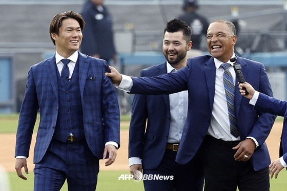 야마모토(왼쪽)와 데이브 로버츠(오른쪽) 다저스 감독이 지난해 12월 입단식에 앞서 이야기를 하고 있다. 가운데는 통역.  /AFPBBNews=뉴스1