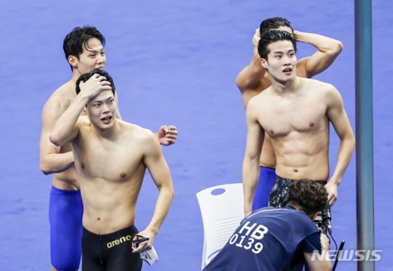 이호준(맨 왼쪽)과 황선우(오른쪽에서 두 번째) 등 2022 항저우 아시안게임에서 금메달을 합작한 남자 계영 대표팀. /사진=뉴시스 제공