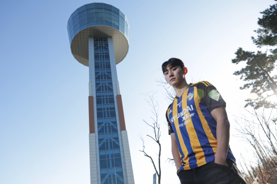 울산대교 전망대에서 공식 입단 사진을 찍은 김주환. /사진제공=울산HD 공식