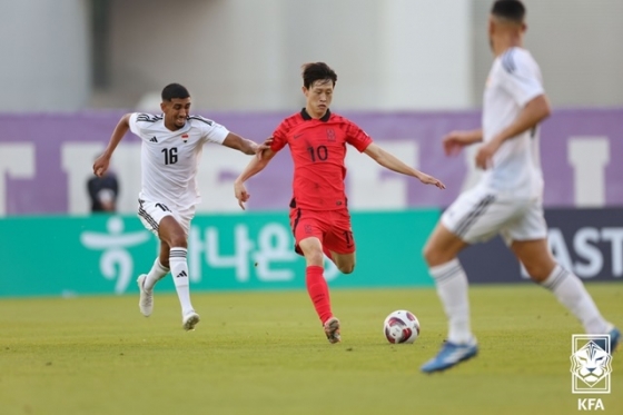 경기에 집중하는 이재성(가운데 등번호 10번). /사진=대한축구협회 제공