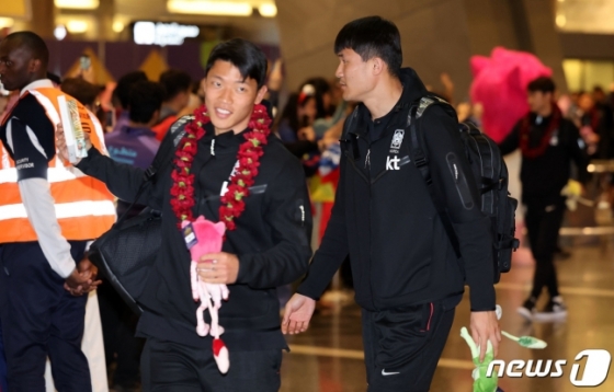 도하 하마드국제공항에 도착한 황희찬(왼쪽)과 김민재. /사진=뉴스1