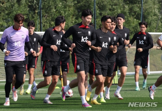 한국 축구 대표팀 선수들이 11일(현지시간) 카타르 도하에서 훈련을 하고 있다. /사진=뉴시스