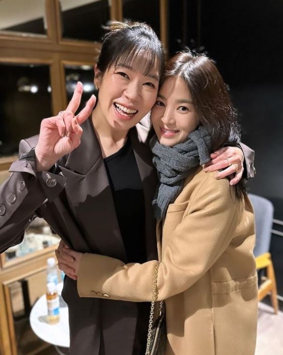 염혜란(왼쪽), 송혜교 /사진=송혜교 인스타그램
