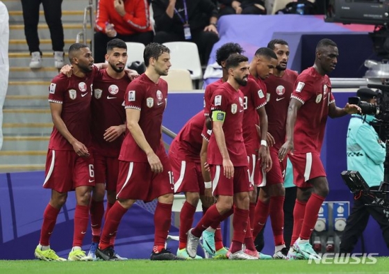 카타르 선수들이 13일(한국시각) 카타르 도하 루사일 스타디움에서 열린 AFC 카타르 아시안컵 2023 개막전 카타르와 레바논의 경기에서 선제골을 넣고 기뻐하고 있다. /사진=뉴시스