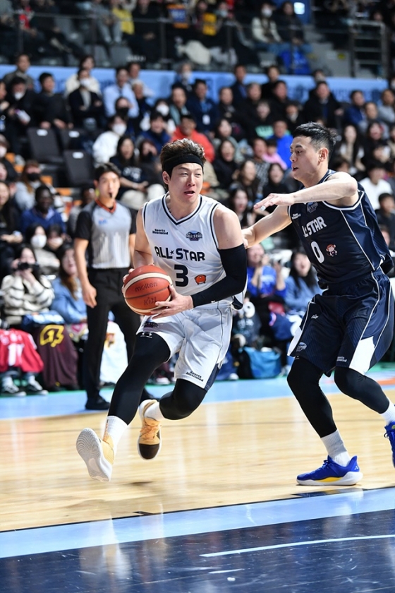 이정현(왼쪽)와 이관희이 일대일 대결. /사진=KBL 제공