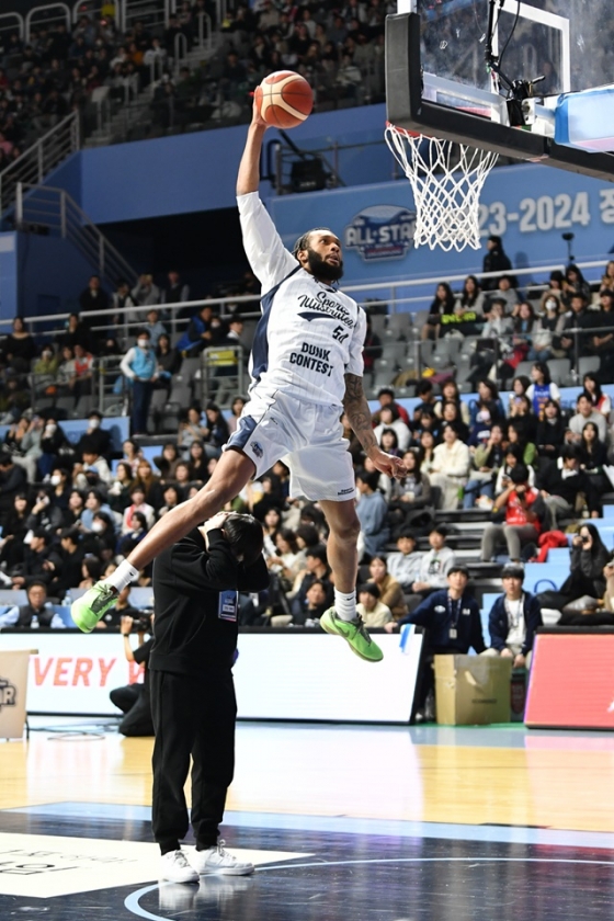 패리스 배스가 NBA급 덩크슛을 선보이고 있다. /사진=KBL 제공