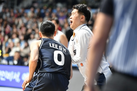 조상현(오른쪽) 창원 LG 감독이 이관희의 거친 수비에 힘들어 하고 있다. /사진=KBL 제공