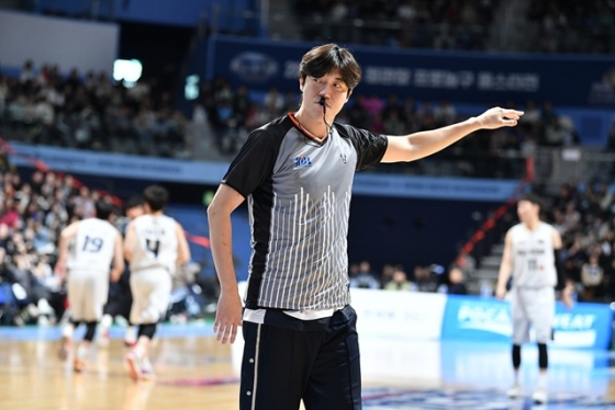 깜짝 심판으로 등장한 허일영. /사진=KBL 제공