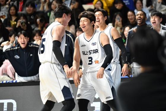 기뻐하는 공아지팀. /사진=KBL 제공