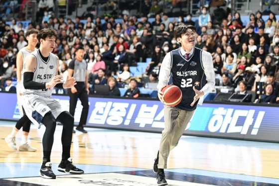 득점에 성공하는 김주성 감독(오른쪽). /사진=KBL 제공