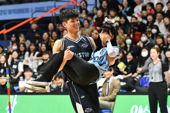 팬들과 이벤트를 함께한 하윤기(왼쪽). /사진=KBL 제공