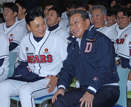 이승엽 감독(왼쪽)과 고영섭 대표. /사진=두산 베어스