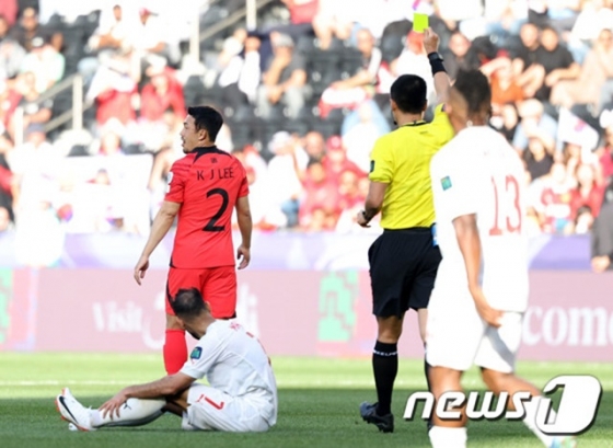 대한민국 수비수 이기제(왼쪽 등번호 2번)가 경고를 받고 있다. /사진=뉴스1 제공