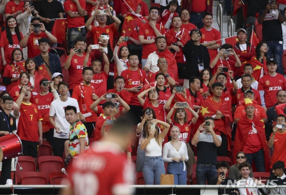 중국-레바논 경기를 지켜보는 중국 팬들. /사진=뉴시스