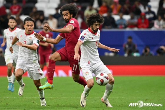 카타르(빨간색 유니폼)-타지키스탄 경기. /AFPBBNews=뉴스1