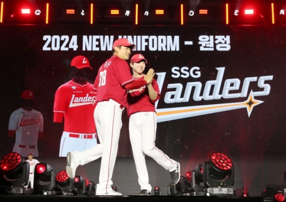 SSG 노경은(왼쪽)과 박성한이 21일 열린 2024 SSG 랜더스 팬페스티벌에서 새로운 원정 유니폼을 입고 포즈를 취하고 있다. /사진=SSG 랜더스 