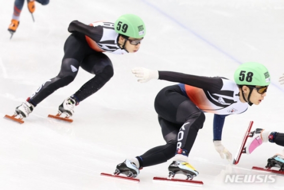 20일 1500m 결승에서 나란히 레이스를 펼치는 주재희(오른쪽)와 김유성. /사진=뉴시스