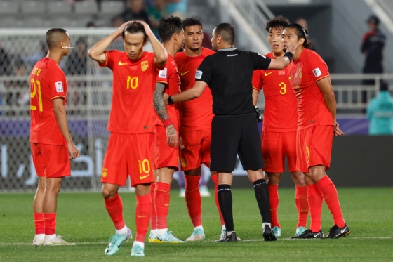 키르기스스탄과 경기 후반전 득점 취소 후 망연자실한 중국 대표팀. /AFPBBNews=뉴스1