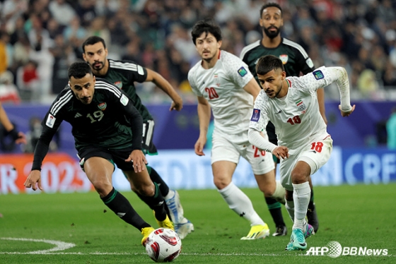 UAE-이란(흰색 유니폼) 경기. /AFPBBNews=뉴스1