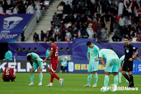 중국 축구 대표팀(초록색 옷)이 23일(한국시간) 카타르 알 라얀의 칼리파 인터내셔널 스타디움에서 열린 2023 아시아축구연맹(AFC) 카타르 아시안컵 조별리그 A조 3차전에서 카타르에 0-1로 진 뒤 아쉬워하고 있다. /AFPBBNews=뉴스1
