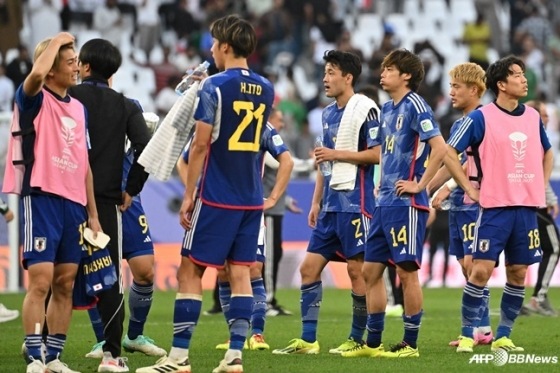 일본 대표팀이 19일(한국시간) 카타르 알라이얀의 에듀케이션 시티 스타디움에서 열린 2023 아시아축구연맹(AFC) 카타르 아시안컵 조별리그 D조 2차전에서 이라크에 1-2로 패한 뒤 망연자실하고 있다. /AFPBBNews=뉴스1