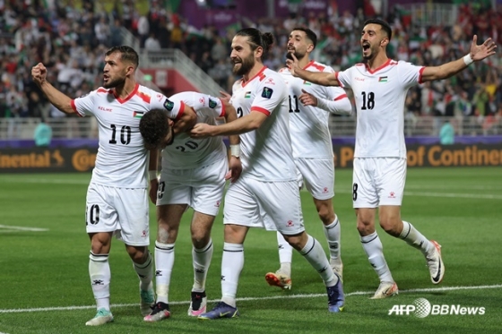 팔레스타인 선수들이 지난 24일(한국시간) 아시안컵 홍콩전에서 골을 넣은 뒤 기뻐하고 있다.  /AFPBBNews=뉴스1