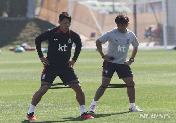 회복 훈련 중인 황희찬(왼쪽). /사진=뉴시스