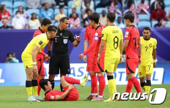 상대 태클에 걸려 아파하는 이강인(왼쪽에서 두 번째). /사진=뉴스1 제공