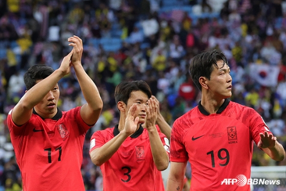 말레이시아 경기를 마치고 한국 선수단이 인사하고 있다. /AFPBBNews=뉴스1