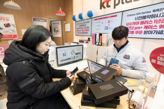 KT가 26일부터 전국 KT 매장 및 공식 온라인몰 KT닷컴에서 삼성전자 ‘갤럭시 S24 시리즈’ 사전 개통을 시작한다고 밝혔다
