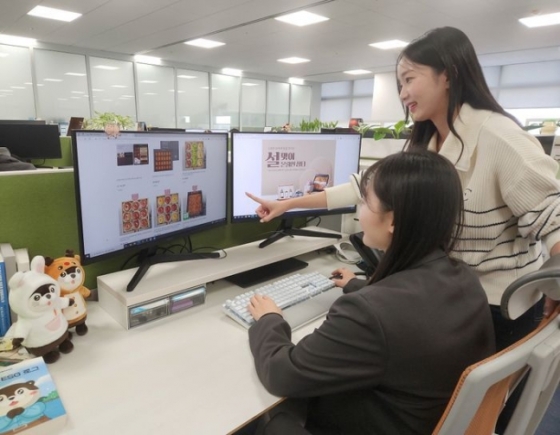 29일 삼성전자 직원들이 온라인 장터에서 상품을 구매하는 모습